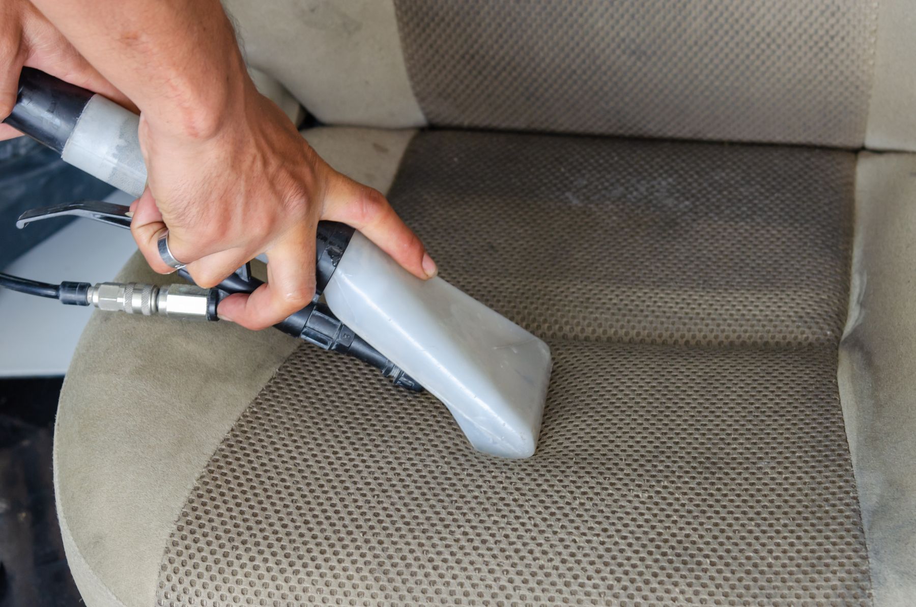 Nettoyage par extraction d’un siège automobile en tissu